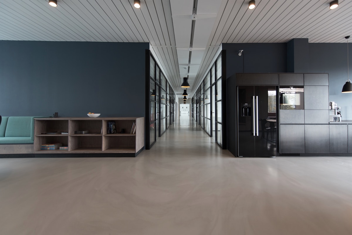 Bureau du cabinet Salaün Assurances, espace de travail contemporain