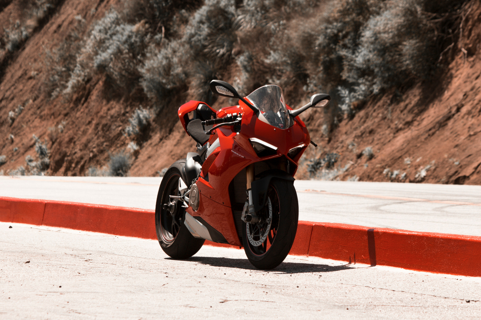 Ducati Panigale rouge sur route de montagne