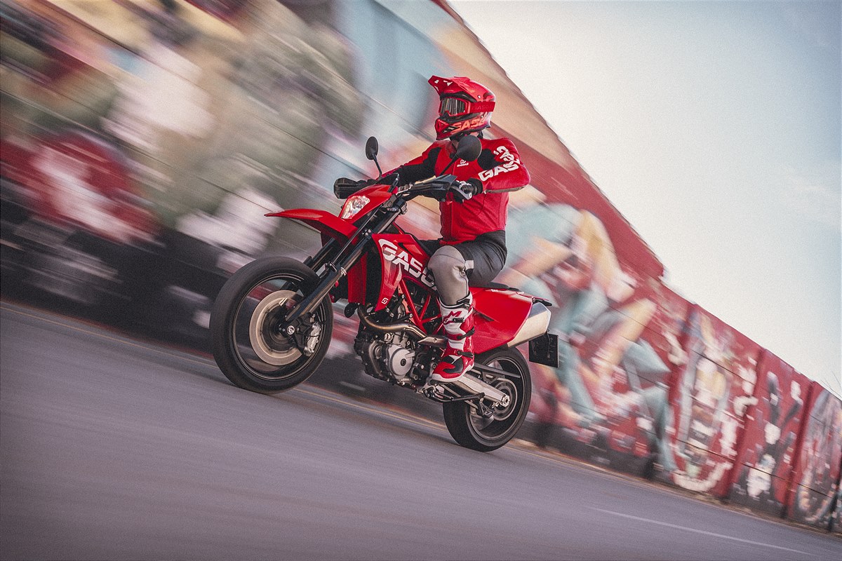 Pilote sur supermotard rouge en action